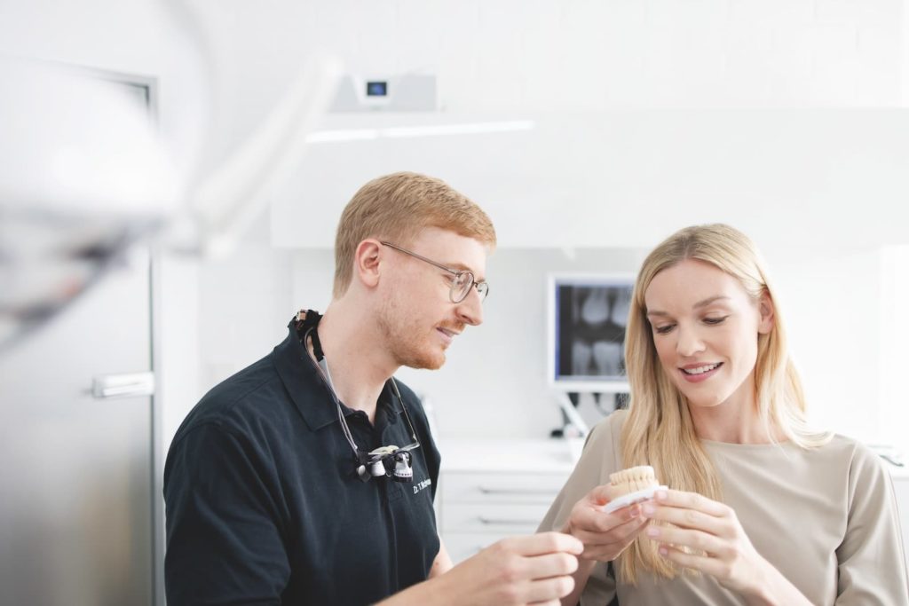 Zähne auf Wanderschaft: Wenn sich das Gebiss verändert, sorgen die Experten im Centrum für Zahnmedizin in Bergisch Gladbachfür ein stabiles, gesundes und harmonisches Lächeln, das bleibt.