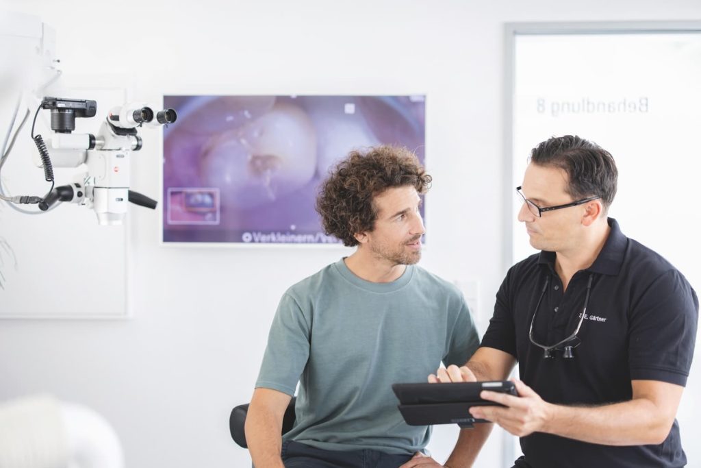 Mit hochfester Adhäsivtechnik verbinden wir Füllungen sicher und ästhetisch mit Ihren Zähnen. Entdecken Sie modernste Zahnmedizin im Centrum für Zahnmedizin Bergisch Gladbach.