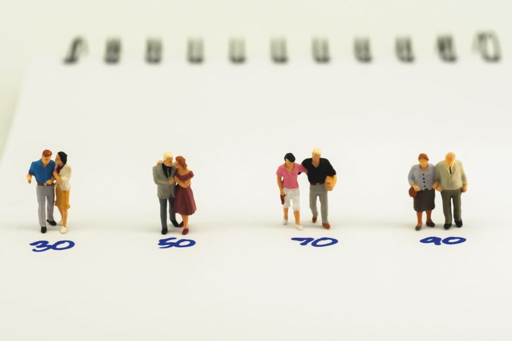 Wie sich Zähne im Laufe des Lebens verändern und was sie wirklich brauchen. Tipps für gesunde Zähne und echte Longevity von Ihren Experten im Centrum für Zahnmedizin in Bergisch Gladbach.