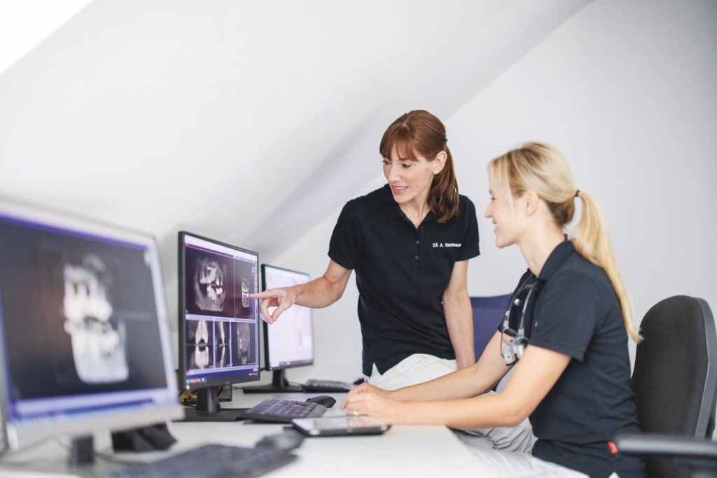 Chronische Zahnfleischentzündungen beschleunigen den Alterungsprozess. Entdecken Sie, wie eine Parodontaltherapie Ihr biologisches Alter positiv beeinflusst – im Centrum für Zahnmedizin in Bergisch Gladbach.